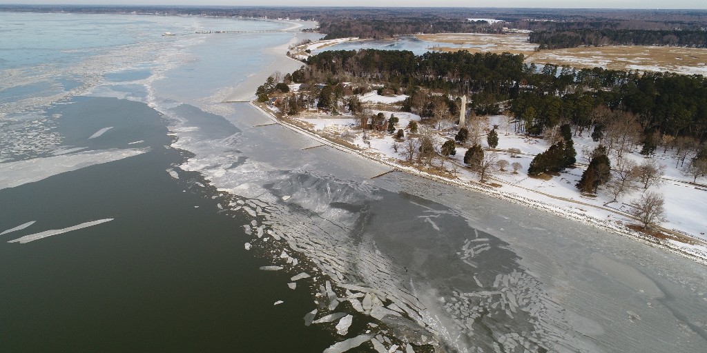 JRarchaeology's tweet photo. #OTD in 2018, the #JamesRiver froze! The temperature at #HistoricJamestowne reached -1ยฐF. A #drone shot was taken of the #JamesFort & the James River. This is the impact to the river after over a week of sub-freezing temperatures. (๐ธ: JR Staff) #weather https://t.co/mZn5EWRgCA