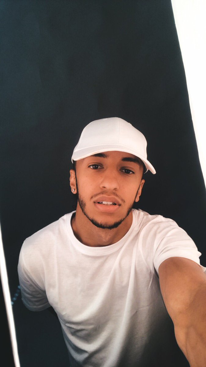 Aarongr4's tweet photo. Am I too late? #f1twtselfieday #LewisHamilton https://t.co/KlmnxgX3lt