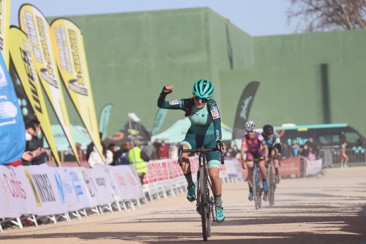 teikauciteam's tweet photo. ¡Cerramos el primer día del #CECXXativa22🇪🇦 con dos medallas!

➡️ 🥇 Oro para @DavidIvars5 en cadete masculino.
➡️ 🥉 Bronce para Leyre Almena en cadete femenino.

¡Enhorabuena! Y mañana esperamos sumar muchas preseas más 🤞🤞

📸 @RFECiclismo https://t.co/g9RyxP8QZP