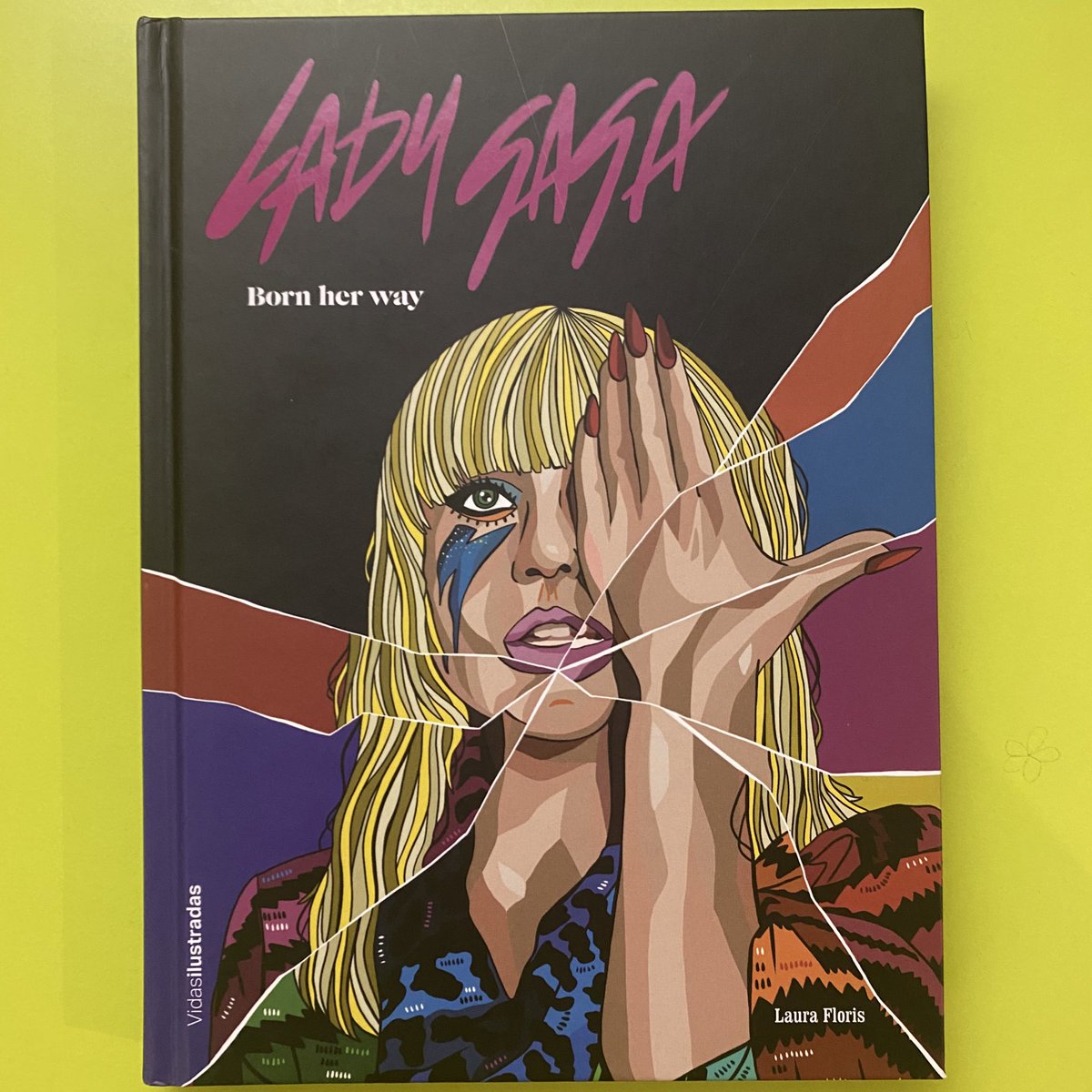 Acabo de leerme esta maravilla de biografía y no me ha podido gustar más. Un viaje por la vida de <a href="/ladygaga/">Lady Gaga</a>, haciéndome sentir nostálgico y emocionado, mientras se puede disfrutar de las increíbles ilustraciones de <a href="/FlorisLaura/">Laura Floris</a>. Recomendadísimo. 💗