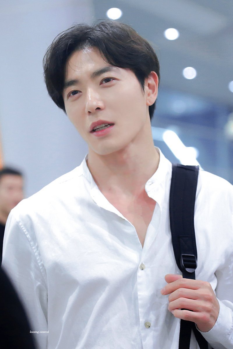 ⠀⠀⠀ในเวลาที่หลากผู้หลายคนในกรุงโซลเริ่มม่อยหลับพับใหลไปด้วยทั้งความง่วงและความเมาหนุนส่ง โนนัมอิลเพิ่งได้กลับคืนสู่แผ่นดินแม่ หลังเดินถ่ายกับทีมงานที่สนิทกันดั่งเพื่อนไปเก็บภาพที่ปารีสเมื่อสองอาทิตย์ก่อน
⠀⠀⠀"มึง.. พวกมึงจะไปดื่มกันก็ไปเลยนะ กูกลับก่อน กูรีบ จะกลับไปหาแฟน"