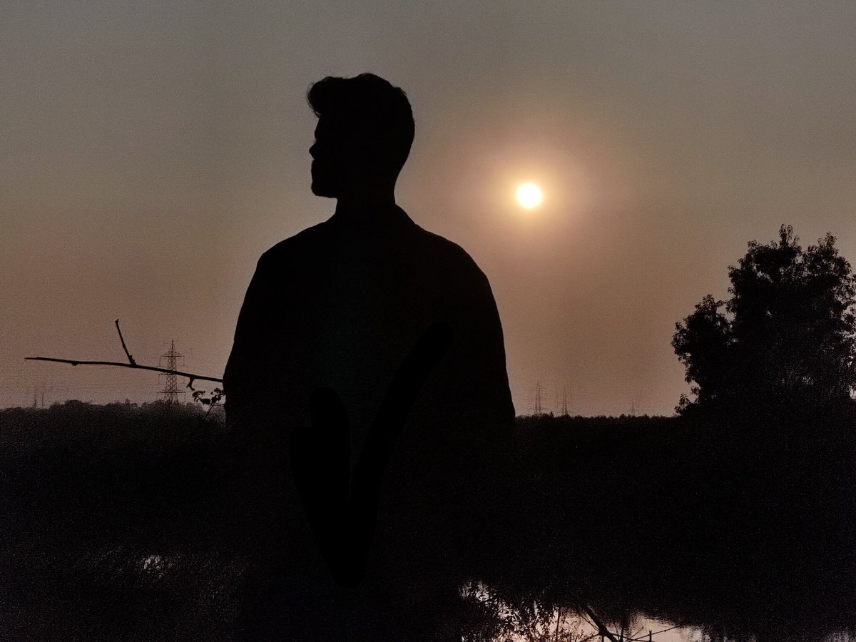 stng_20's tweet photo. 𝐅𝐚𝐜𝐞 𝐈𝐧 𝐓𝐡𝐞 𝐃𝐚𝐫𝐤♠️
•
•
•
#blackandwhite #monochrome #castedshadow #instagram #silhouette #selfmusing #stng20 https://t.co/lbUYxXsi8Y