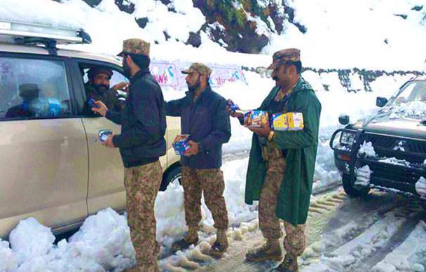 Usama_Describer's tweet photo. They are always there in ANY calamity.
Shukria Pak Fauj 🤍🇵🇰

#PakArmy at the forefront of 'Rescue &amp; Relief' -yet again. 
Blessed with the best Armed Forces in the world.

#Murree #Snowfall https://t.co/tgqjVrm0uO