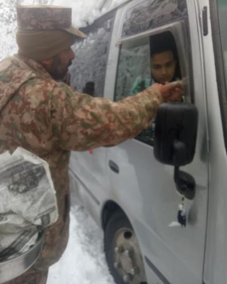 Usama_Describer's tweet photo. They are always there in ANY calamity.
Shukria Pak Fauj 🤍🇵🇰

#PakArmy at the forefront of 'Rescue &amp; Relief' -yet again. 
Blessed with the best Armed Forces in the world.

#Murree #Snowfall https://t.co/tgqjVrm0uO