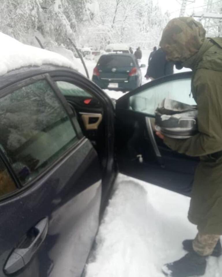 Usama_Describer's tweet photo. They are always there in ANY calamity.
Shukria Pak Fauj 🤍🇵🇰

#PakArmy at the forefront of 'Rescue &amp; Relief' -yet again. 
Blessed with the best Armed Forces in the world.

#Murree #Snowfall https://t.co/tgqjVrm0uO