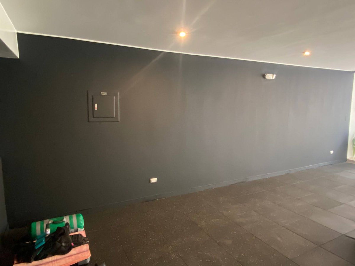vector_haus's tweet photo. El antes y después de un vinil ploteado en letras blancas que colocamos en esta pared. ¿Qué tal nos quedo? 😎😉 #CompartePe #vinilos #believe #instalacion #ploteo https://t.co/gabjJDlxkV