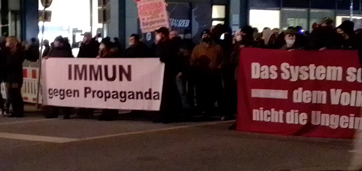 18.15 "Das System ist am Ende, wir sind die Wende!"skandierend marschiert der Naziblock #HH0801.  Hinten im Block werden Hitlergrüße gezeigt. 10 Meter dahinter behauptet ein Verschwörungsideologe per Schild: "Nazis? Wo? Hier nicht!"
Das ist halt eure "Wahrheit"...
#NoNazisHH