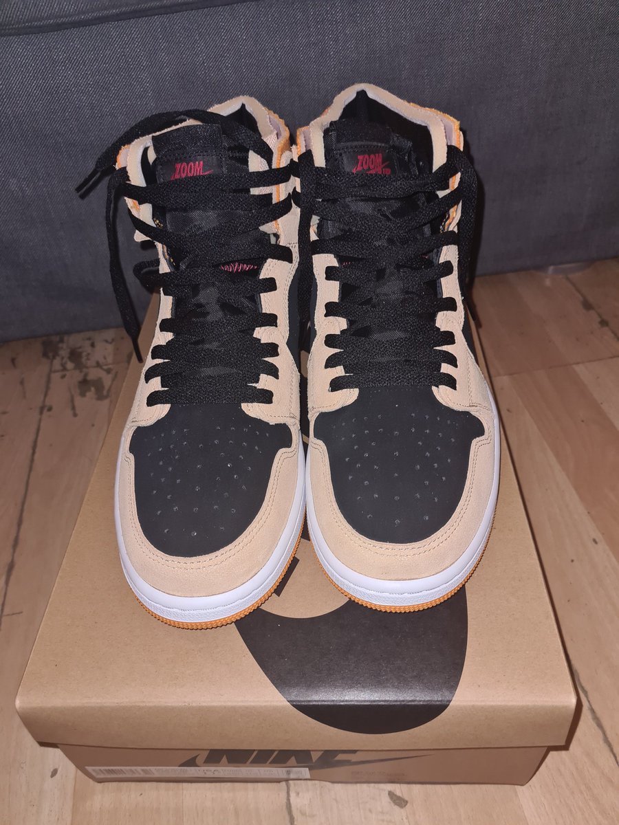 letsbhavinu's tweet photo. Got these for sale in a 10.5 UK. Brand new, please retweet. Serious enquires I'll be reasonable with the price also. 100% authentic Jordan 1's https://t.co/2fUvfIZMgv