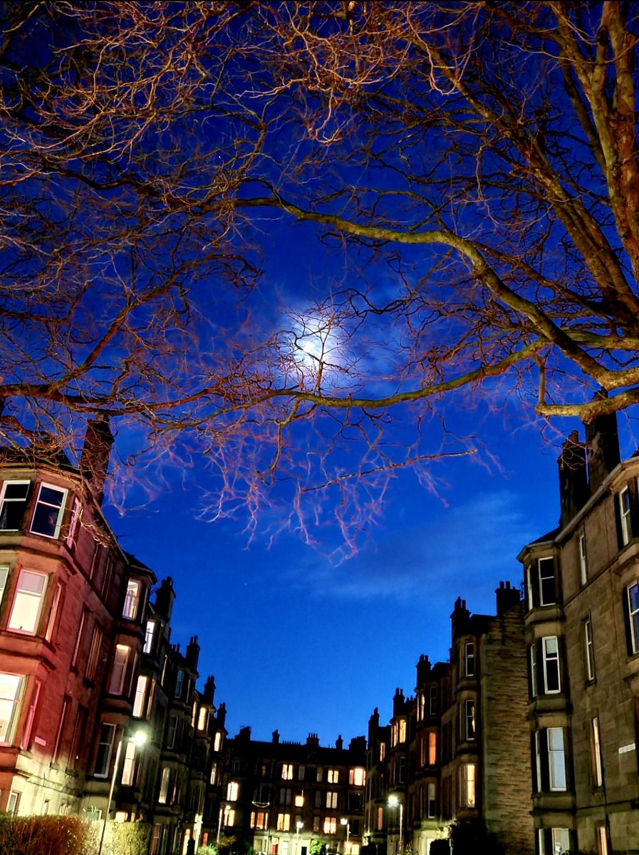 GardenStudio61's tweet photo. #Stockbridge #Edinburgh evening walk today #streetphotography https://t.co/cF4bKiTu9c