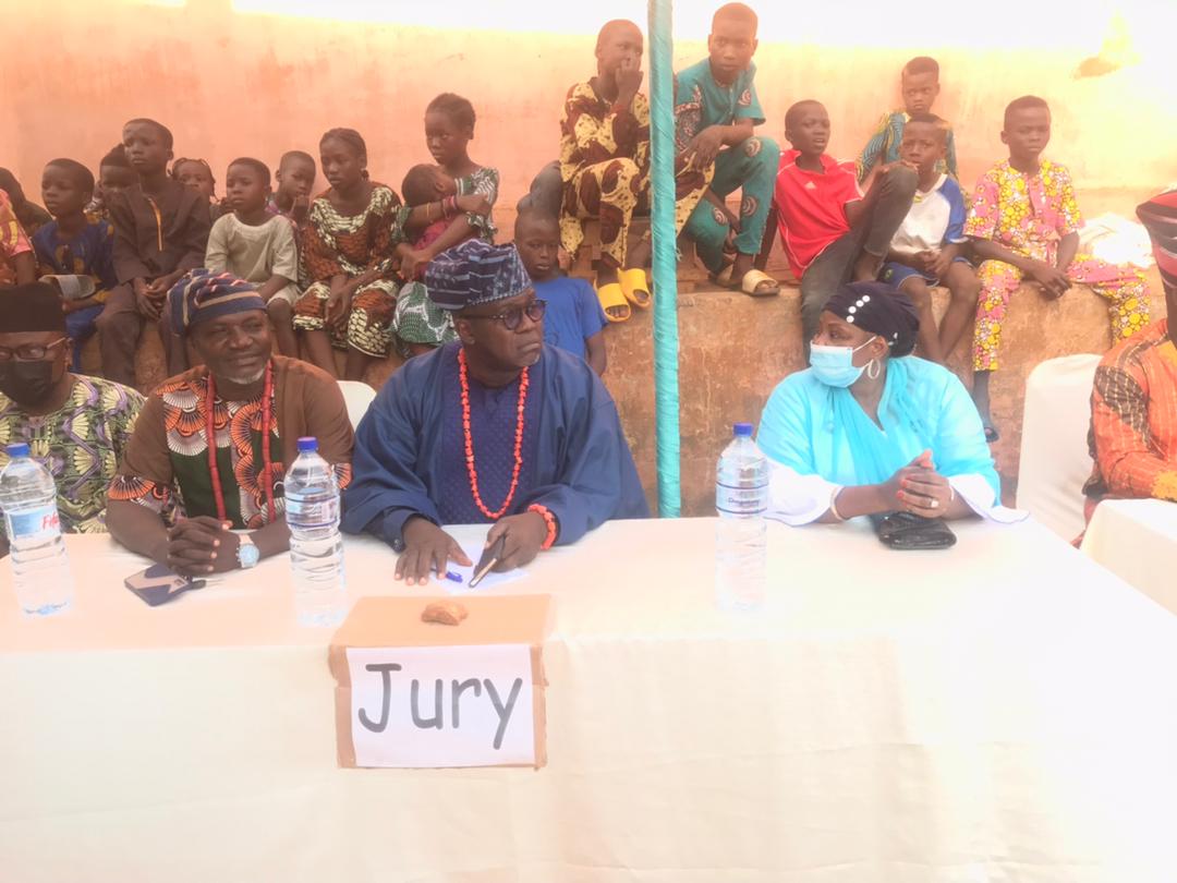 FIPBenin's tweet photo. En présence du Maire de la Ville de Porto-Novo Charlemagne N. Yankoty et de sa délégation municipale ainsi que des têtes couronnées, plus de 450 participants assistent en ce moment au concours de danse au sein de la communauté Yoruba de Porto-Novo.
 #FIP2022
 #wasexo #FIP https://t.co/v8FpalGwZz