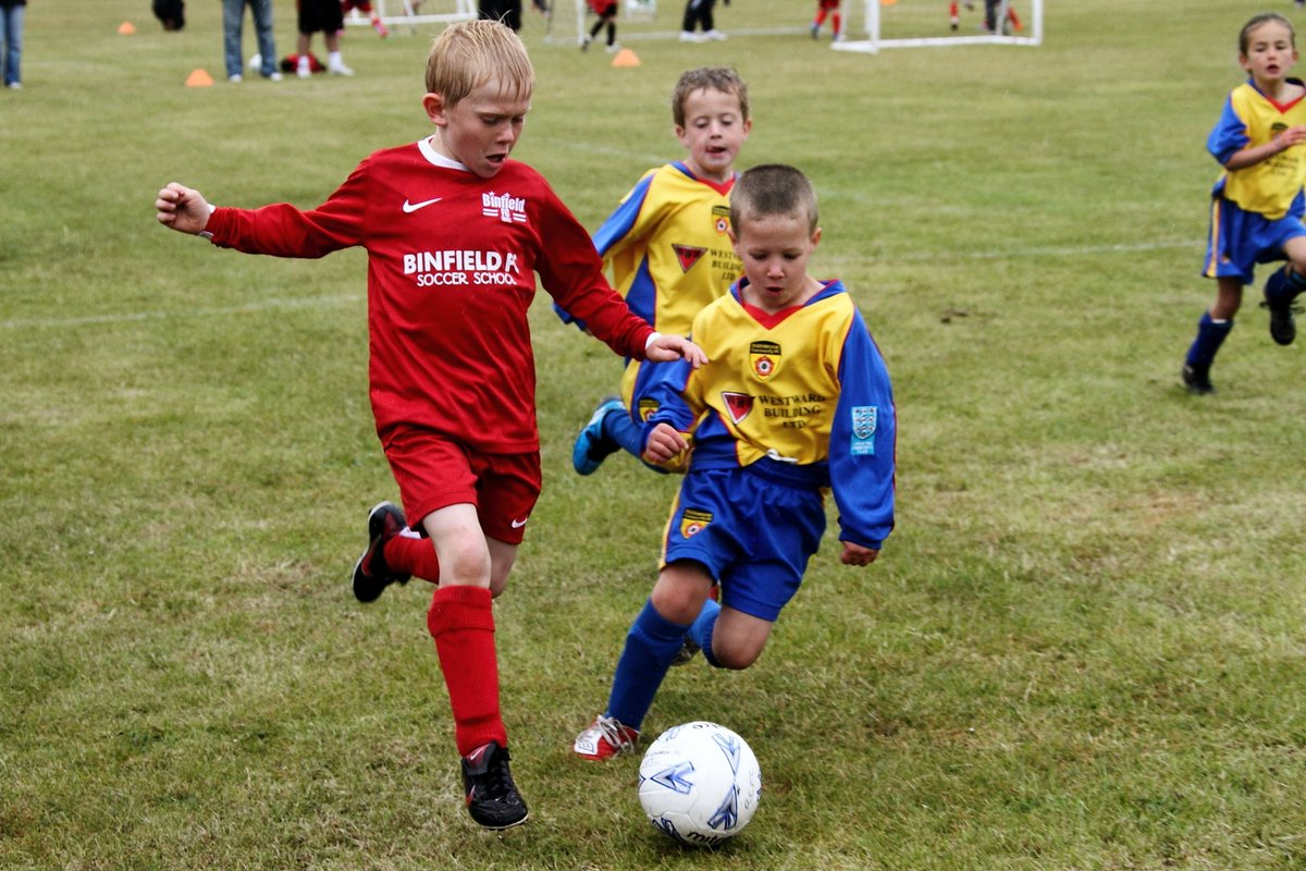 Good Luck to Lewis Hall, who starts for @ChelseaFC tonight. Lewis started off playing for @Binfieldfc !! Be Awesome Lewis!!