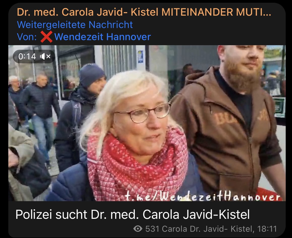 uhrensohn14's tweet photo. Anscheinend sucht die @Polizei_MD die Colakiste wegen Verstoß gegen die Quarantäne-Auflagen. Sie hält sich aber für besonders schlau und taucht in der Menge unter (mit einem persönlichen „Personenschützer“). #md0801 https://t.co/qc9cMLUsqp