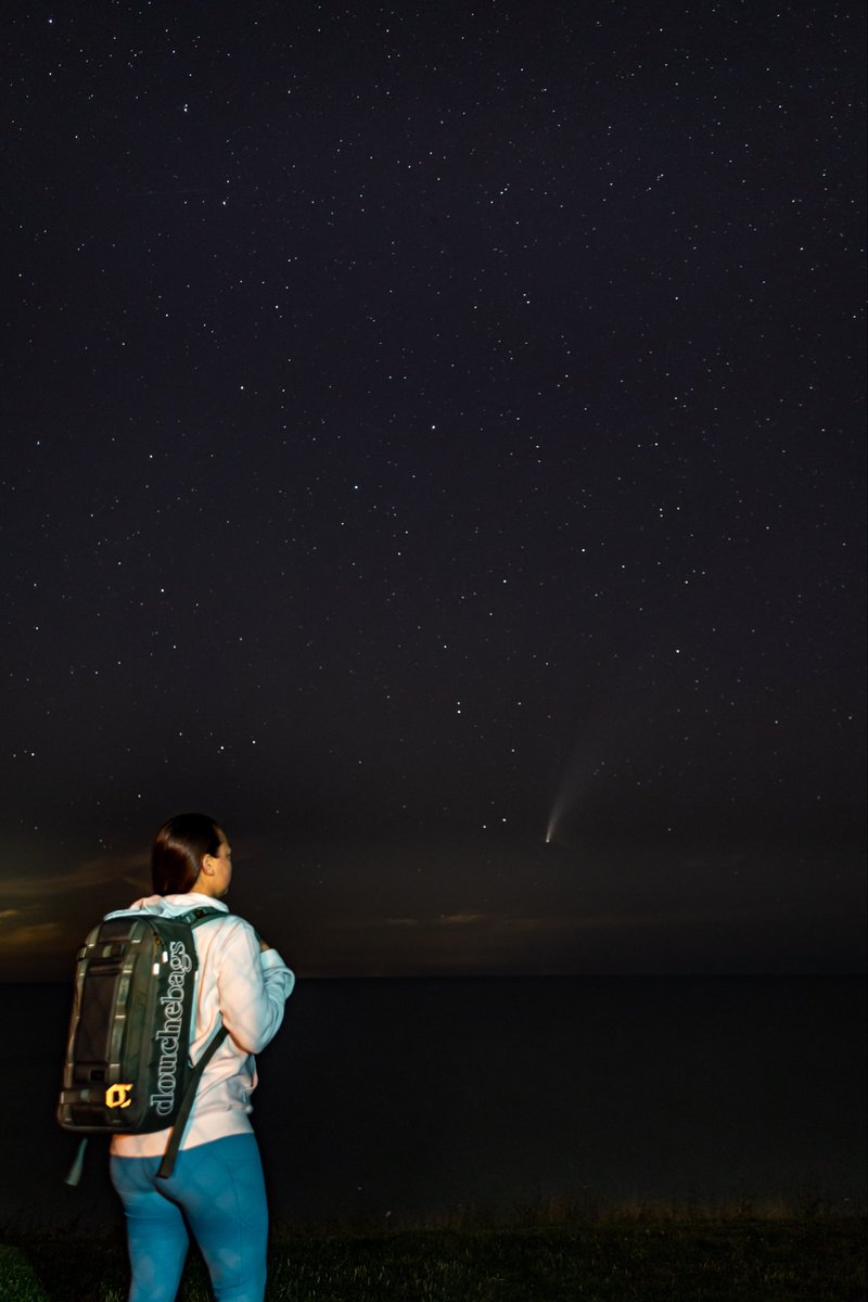 thaddeus_j_s's tweet photo. That time I #lightpainted my gf on the shore of Lake Erie while we checked out the comet. #Astrophotography #longexposure #NightPhotography https://t.co/dcGxK7qA9T