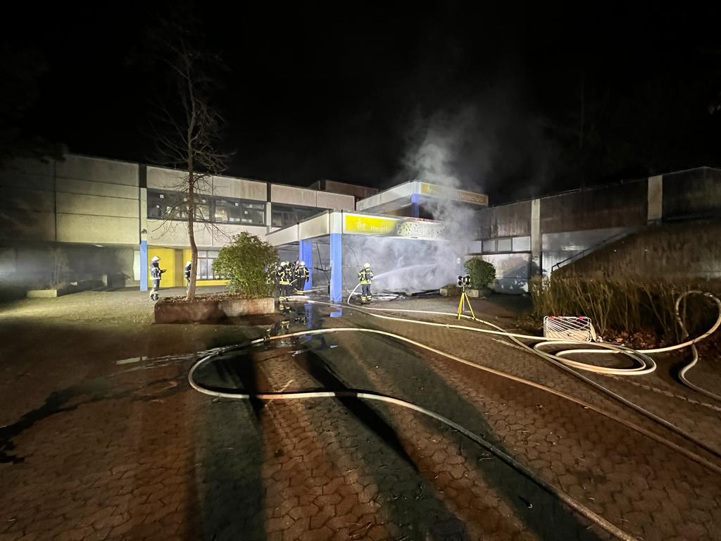 Gemeldeter Gebäudebrand in Neustadt. Wir sind bereits mit zahlreichen Kräften <a href="/DrkRems/">DRK Rems-Murr</a> <a href="/PolizeiAalen/">Polizei Aalen</a> und Fahrzeugen vor Ort / Feuer ist unter Kontrolle