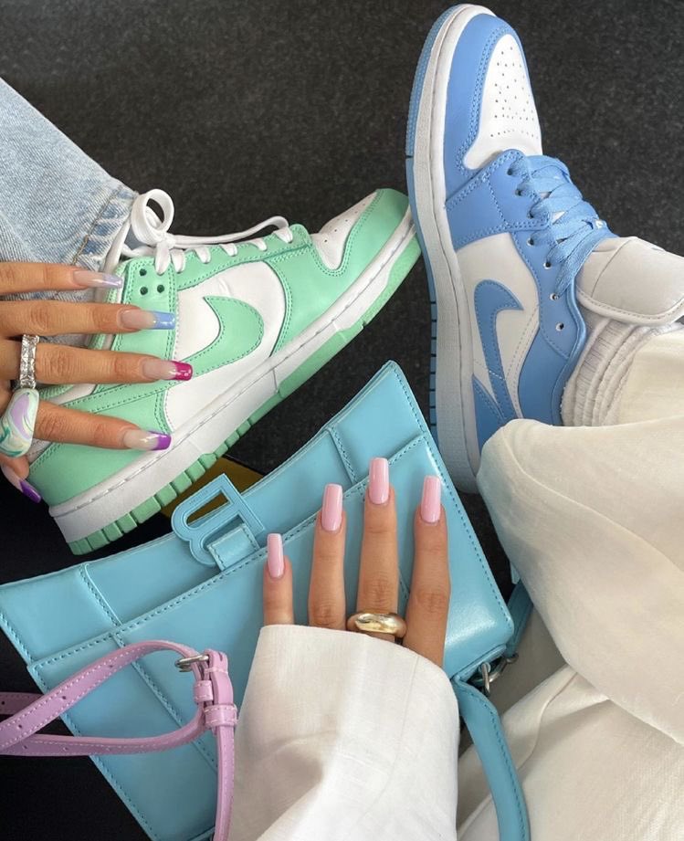 EncoreManon_'s tweet photo. Purée je craque littéralement devant ses paires Nike https://t.co/g7f2gaBNct