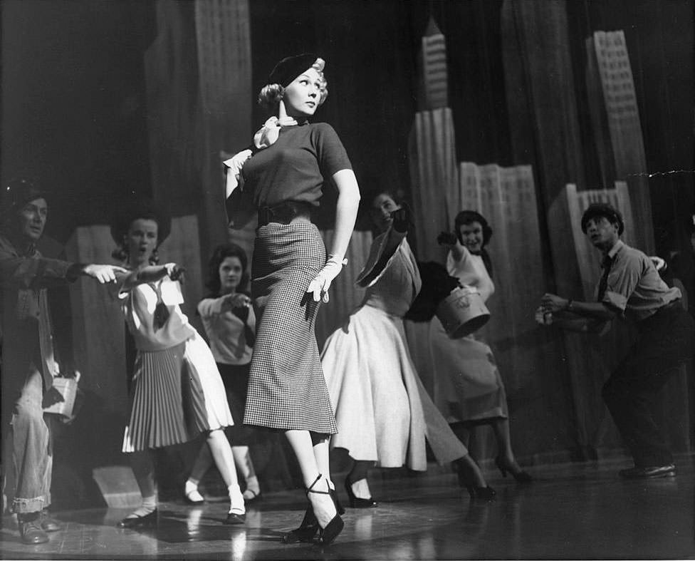TinseltownTwins's tweet photo. Virginia Mayo in She’s Back on Broadway (1953). #ClassicGirlOfTheWeek #VirginiaMayo https://t.co/fPNuIxStE1