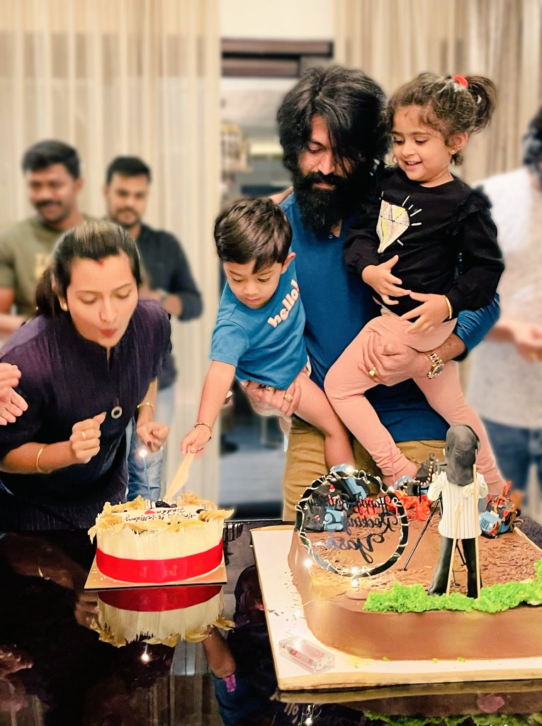 Jasagar2725's tweet photo. 🤩🤩🤩Happy Birthday Naveen sir @TheNameIsYash. 😍
Can't wait for this monster to conquer the world on April 14th, 2022... #KGFChapter2 👉🏻Flaaaaaash Warning ⚠️⚠️⚠️ #HappyBirthdayYash #TheNameIsYash #YashBossBirthdayCDP #YashBOSSBdayTrendOnJan7th  #ಯಶ್ https://t.co/Q4nwMraH9K