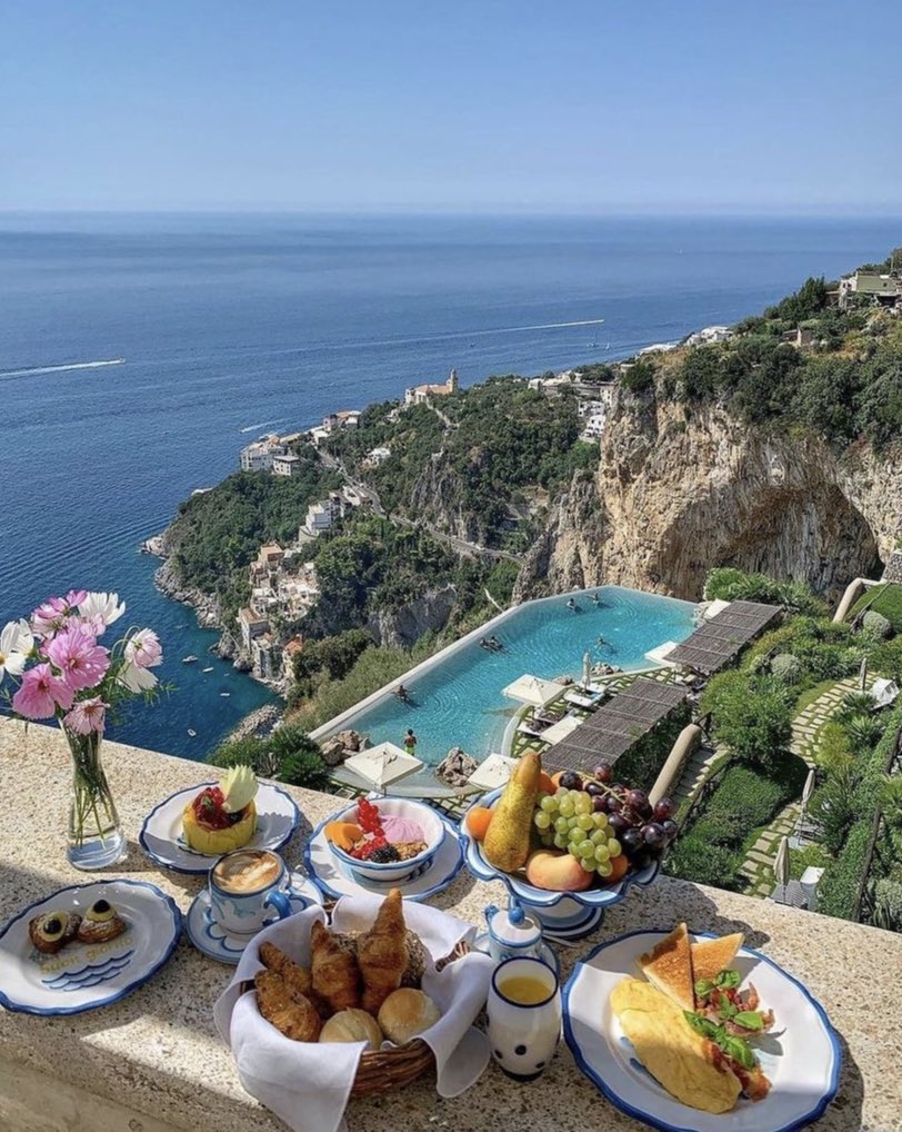 viewsoff's tweet photo. Breakfast in Italia. https://t.co/QNyQ9FAaIl