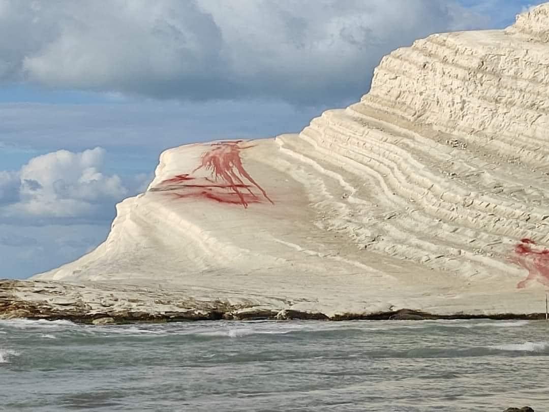 manginobrioches's tweet photo. E' esattamente quello che sembra: una ferita. Non solo alla bellezza di #ScaladeiTurchi, ma all'intelligenza umana tutta. 
#vandali #Sicilia https://t.co/yDBKhqNFZv