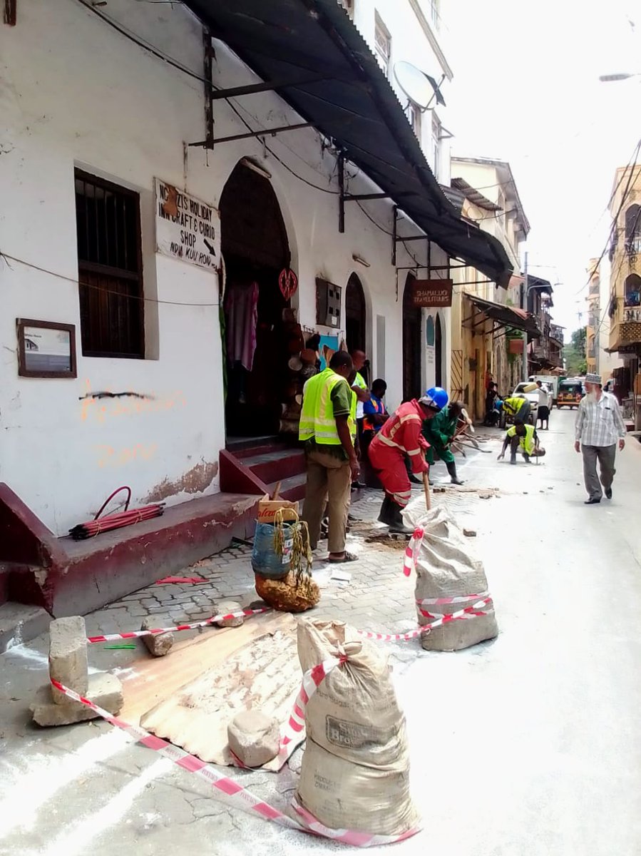 SubcountyAdmin's tweet photo. 🚧 Ongoing repair &amp; maintenance work of a sewer pipe along a section of Ndia Kuu Road in Baghani,Old Town Ward earlier on today by @DepWatermombasa &amp; @Mowassco
The pipe which had collapsed has necessitated speedy response by the team to ensure normalcy resumes.
#ServiceDelivery https://t.co/MY36rW2kgO