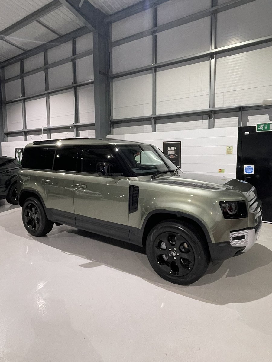 Our latest new 71 plate Land Rover Defender 110 D300 SE Hard Top is now sold 💪🏻 
Fear not if you missed it - 3 more arriving next week 👌🏻😁
———————————————
#sold #hotproperty #landrover #defender110 #newdefender #newdefender110 #newdefender90 #pangea #green #d300