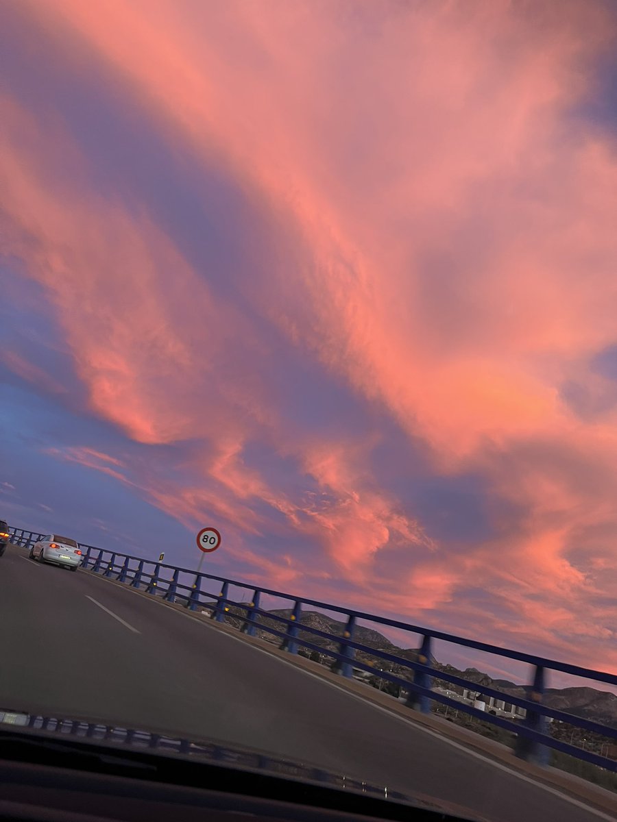 opacarofilia_'s tweet photo. nada mejor que viajar con un atardecer https://t.co/38D84hlKg7