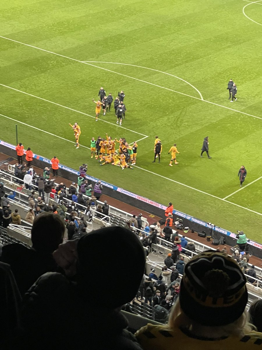 cookie2796's tweet photo. What a game! @CambridgeUtdFC  bounce bonce Amber Army 💛🖤 https://t.co/tIJF74gfjy
