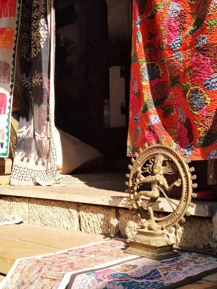 Ankitaa03's tweet photo. Does anyone know of any genuine startup that promotes/sell Indian handicraft products? 
#startups https://t.co/DuDElBgChe