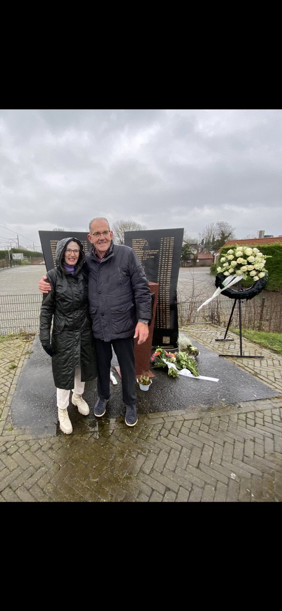 Wat een bijzondere ontmoeting! Na zestig jaar zien twee slachtoffers van de treinramp in 1962 elkaar weer. André Smeding bevrijdde de toen 14-jarige Conny den Bakker uit haar benarde positie in de trein. Vandaag sloten ze elkaar na al die tijd weer in de armen. 22.30 uur #hvnl