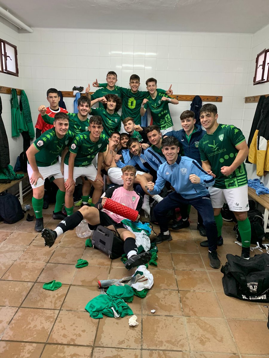No sé dónde nos pondrá la clasificación pero moriremos con nuestra identidad 💚💚. 
Trabajo-esfuerzo-sacrificio.
Villafranca 2-3 Juvenil B
Juvenil A 1-0 Rayo Majadohonda
💚⚔️💪🏼