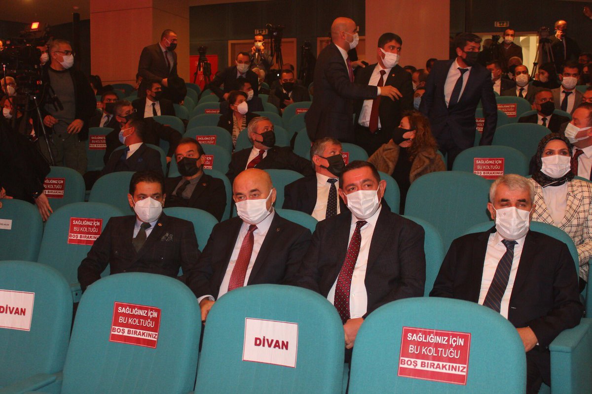 Partimizin Siyaset ve Liderlik okulunda eğitimlerini tamamlayan 16. Dönem mezunlarımızın sertifika törenine katıldık. 

Eğitimlerini tamamlayan gençlerimizin yolları ve bahtları açık olsun. 

Pırıl pırıl gençlerimize sağlıklı ve başarılı yarınlar diliyorum.