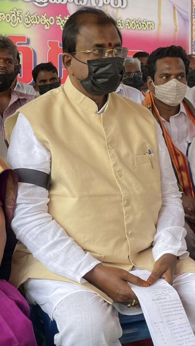 pdsdnn's tweet photo. ఎంత లూస్ మోడీ సూట్ వేసుకున్నా, దాచినా దాగనన్ని ఇడ్లీలు https://t.co/8yEPrLQArt