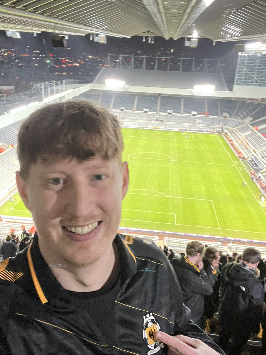 That’s how you point to a badge Mr. Trippier #CUFC <a href="/CambridgeUtdFC/">Cambridge United FC</a>