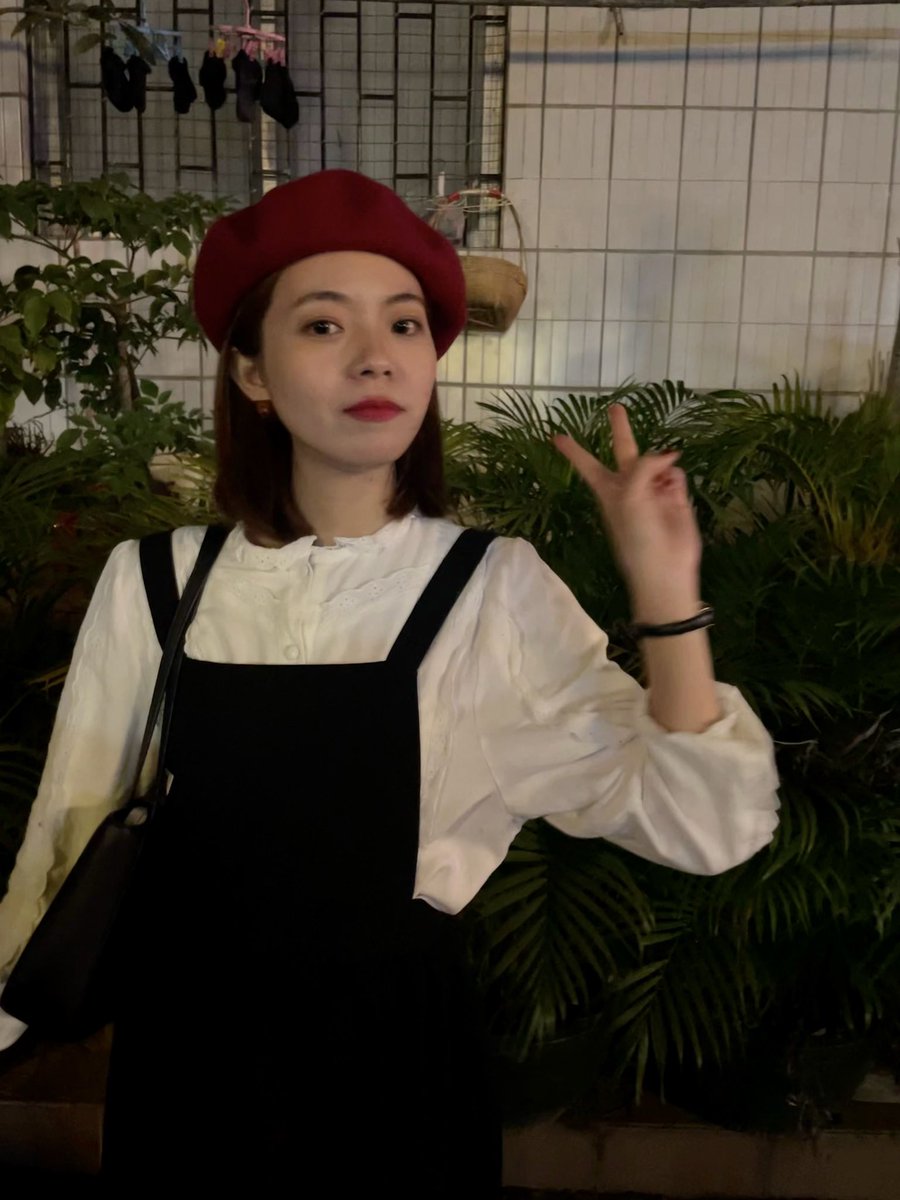 creeploo's tweet photo. 感觉自己还蛮适合红色😬（为什么后面是臭袜啊 https://t.co/55bXypvvKh