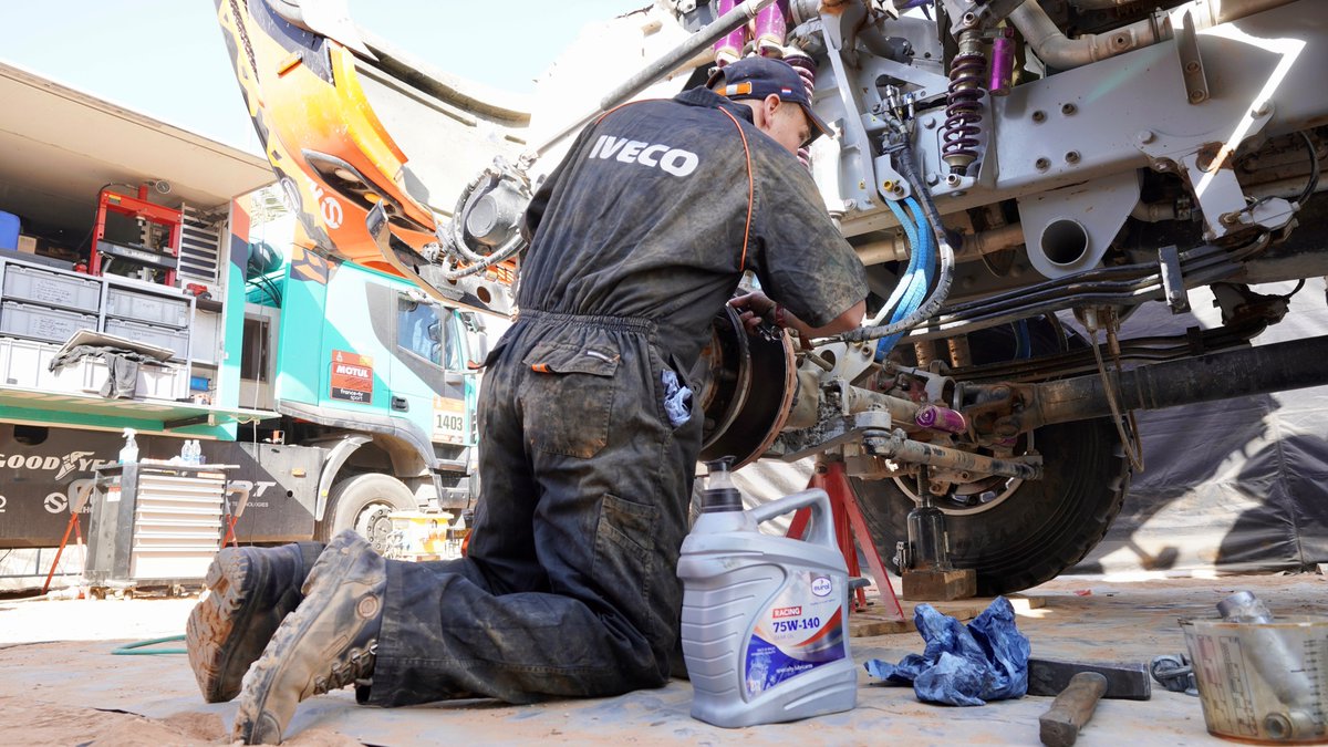 eurol_global's tweet photo. Maintenance day in the Dakar Rally. 🔧A tribute to all mechanics, they are available day and night for maximum support. 💪😀
#DakarRally #Dakar2022 #Eurol #lubricants #Specialty #racingline #SYNGIS #MadeInTheNetherlands #PassionForPerformance https://t.co/zatzYO2q0z