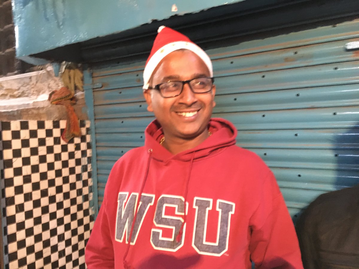 p1j's tweet photo. @RakhshandaJalil @ThePuccaCritic In my visit I saw a different picture though, it was 25th December and People were celebrating just in the outside corridor of Kashi Vishwanath Temple [100mtrs from the temple entry].. This has changed so fast it seems #Varanasi #Dec2017 https://t.co/6RGlwPiWjF