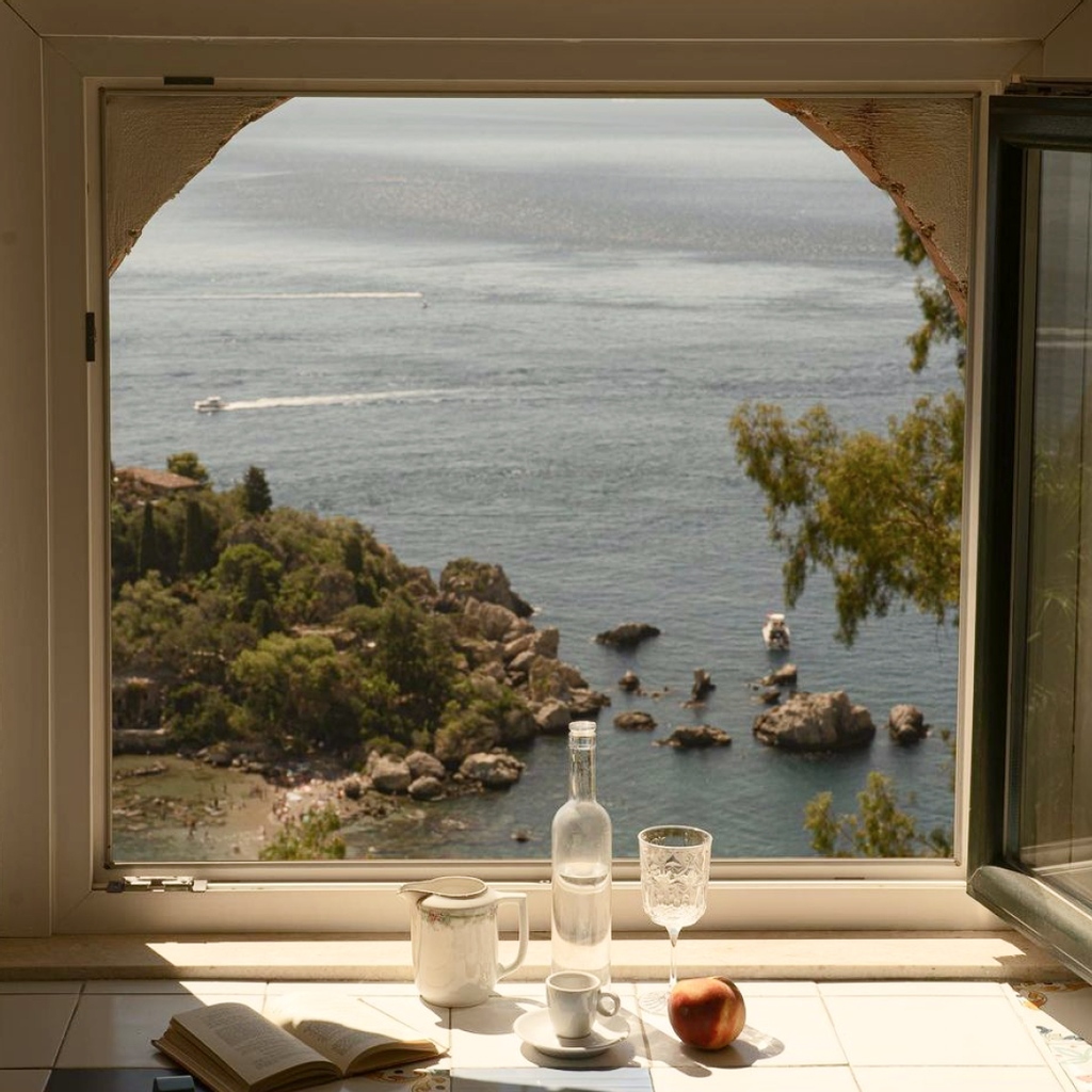 A window to another world. 🌎⁠
⁠
📸 @paola_cossentino