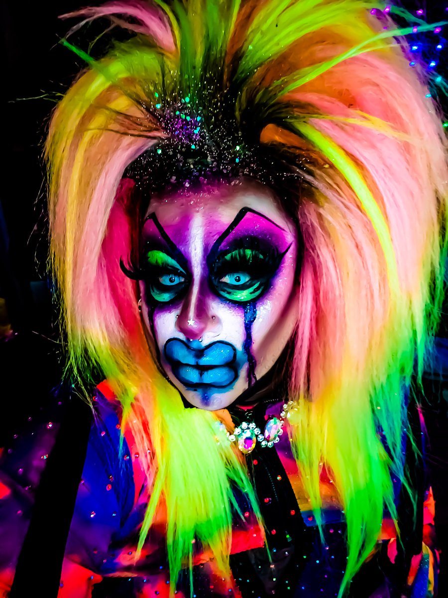FRANKIE_DOOM's tweet photo. ☠#GLOWGHOUL☠Black light is a ghouls bestfriend!!!
Painted by the only clown monster @krustyna.clown and hair made by me!
#downtoclown #frankiedoom #dragmonster #deadandglam #glamourghoul #alaskanqueen #neondemon #krustynaclown #doomhaus https://t.co/5RSmMA8ObV