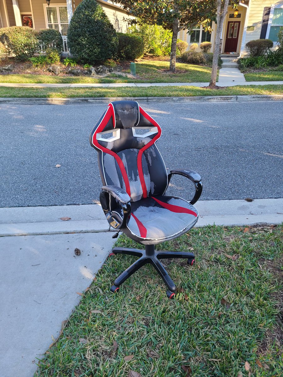 Pefuect's tweet image. Slightly used chair up for grabs. Only used it like 2 times.