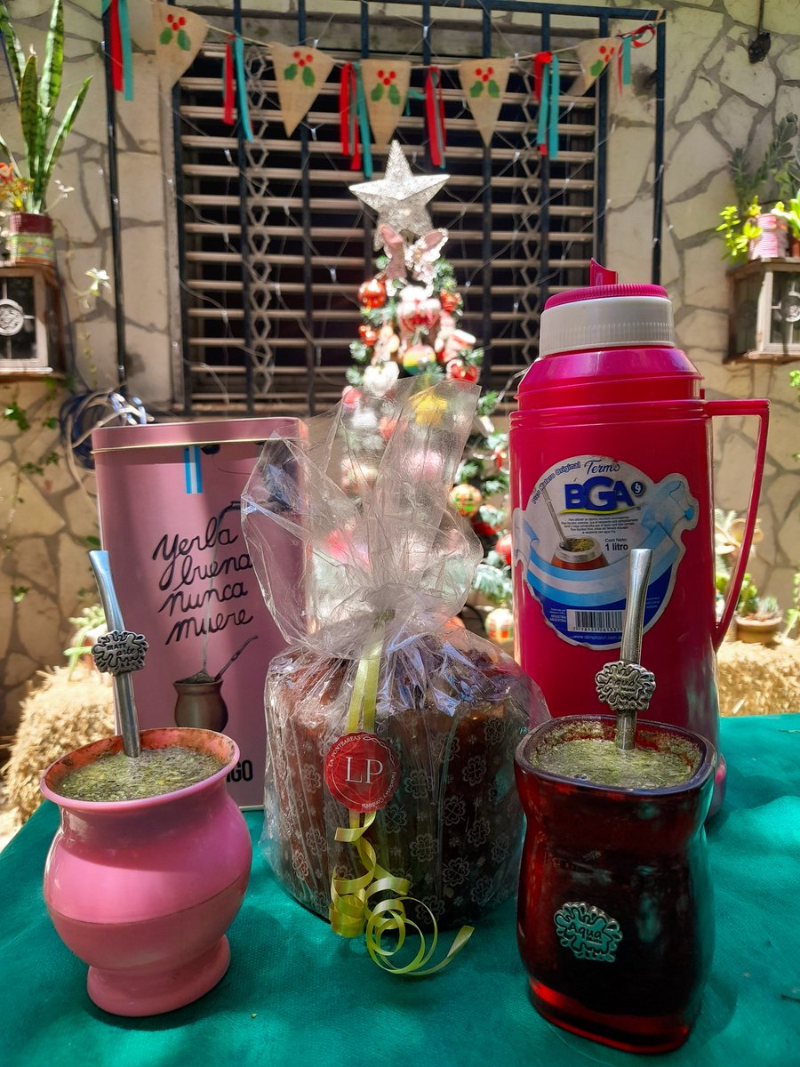 EleoValentini's tweet photo. Cuando te llama tu amiga y te dice, "voy por unos mates", y te cae con su mate y un pan dulce. Momentos que atesoro y amo compartir con ustedes. 😍 #FelizSabadoATodos @UnaTalNegritaa ❤ https://t.co/0QpVgqrsgc