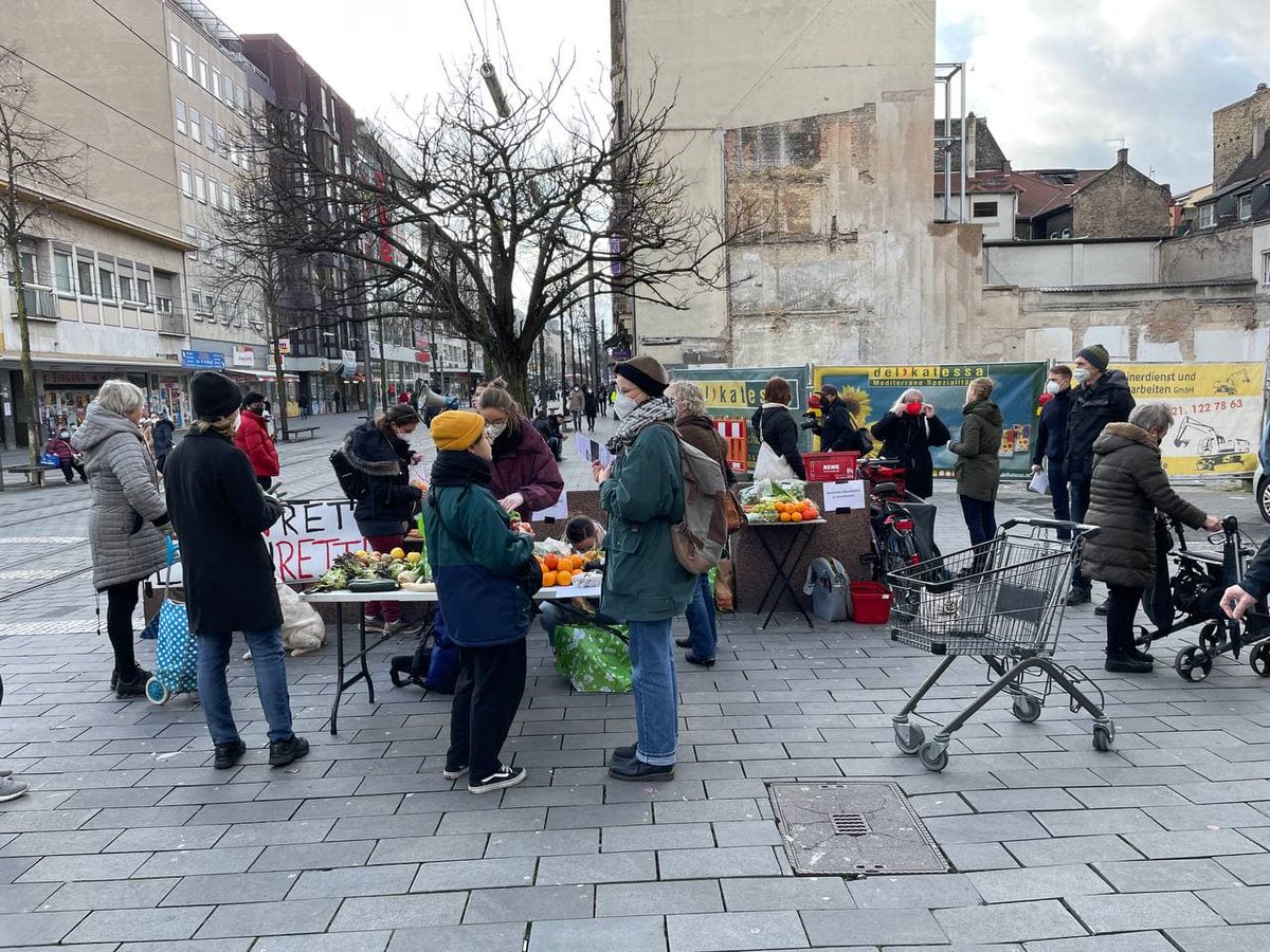 Raúl Semmler #wirsindalledieletztegeneration (@raulsemmler) on Twitter photo Unsere Lebensmittelaktion war ein voller Erfolg! So viele Menschen haben sich über die Lebensmittel gefreut, die sonst einfach in der Tonne geblieben wären.
<a href="/AufstandLastGen/">Letzte Generation</a> <a href="/JoergAltSJ/">Jörg Alt SJ #JesuitundStraftäter</a> <a href="/AnneRyba/">Anne Ryba</a> <a href="/idangermany/">Klimaknox</a>
#EssenRettenLebenRetten #letzteGeneration #containernlegalisieren Unsere Lebensmittelaktion war ein voller Erfolg! So viele Menschen haben sich über die Lebensmittel gefreut, die sonst einfach in der Tonne geblieben wären.
<a href="/AufstandLastGen/">Letzte Generation</a> <a href="/JoergAltSJ/">Jörg Alt SJ #JesuitundStraftäter</a> <a href="/AnneRyba/">Anne Ryba</a> <a href="/idangermany/">Klimaknox</a>
#EssenRettenLebenRetten #letzteGeneration #containernlegalisieren