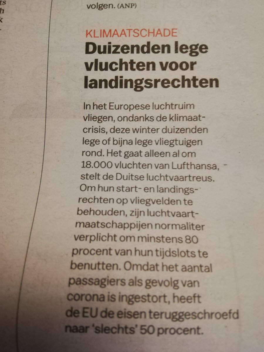 milieudefensie's tweet photo. Van die mini berichtjes die eigenlijk heel groot zouden moeten zijn. Omdat het bespottelijk is om vliegtuigen leeg te laten vliegen, alleen voor een papiertje. Dus in hoofdletters. WIE GAAT HIER EEN EINDE AAN MAKEN? @RobJetten help us out here! https://t.co/RRRHBnqDFP