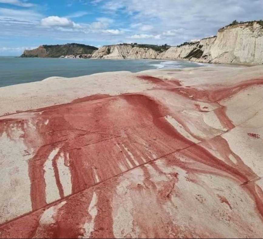 #ScaladeiTurchi:
Perché ignoti l'hanno deturpata con polvere da intonaco di colore rosso