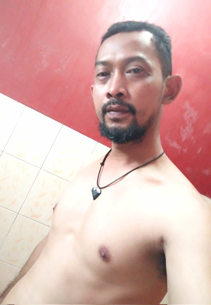 69_badeg's tweet photo. Resiko jadi jomblo malam minggu di rumah aja https://t.co/HzEAd0qsNd