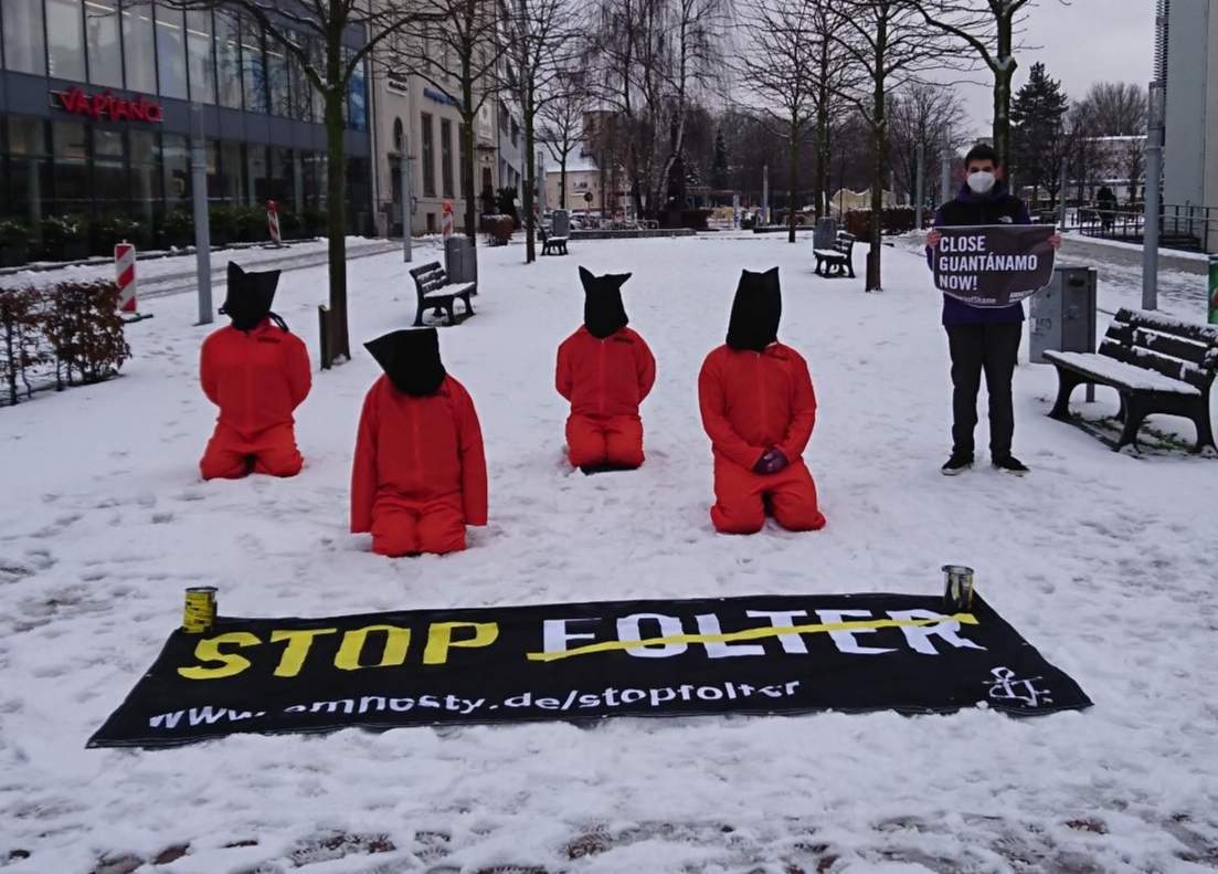 AmnestySachsen's tweet photo. In #Chemnitz, #Dresden und #Leipzig haben wir heute auf den nahenden 20. Jahrestag der #Guantanamo-Eröffnung aufmerksam gemacht, denn: Noch immer sind 39 Menschen ohne Aussicht auf ein faires Verfahren dort inhaftiert! Mehr --> https://t.co/8F0OxiC1yG #20YearsofShame https://t.co/eyTxIBbNmM