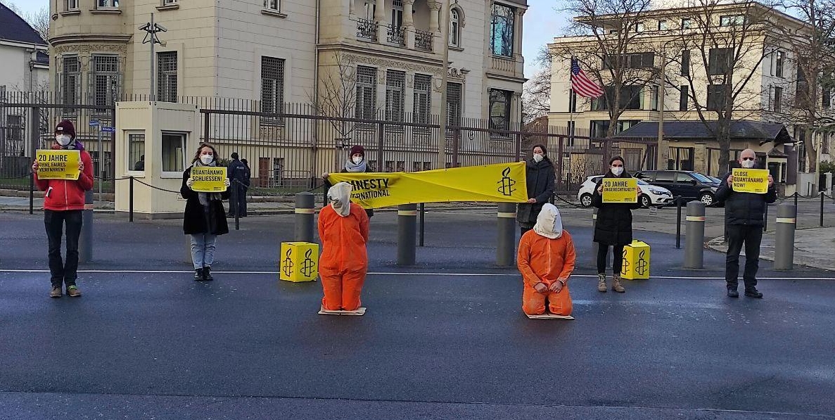 In #Chemnitz, #Dresden und #Leipzig haben wir heute auf den nahenden 20. Jahrestag der #Guantanamo-Eröffnung aufmerksam gemacht, denn: Noch immer sind 39 Menschen ohne Aussicht auf ein faires Verfahren dort inhaftiert! Mehr --&gt; amnesty-sachsen.de/2022/01/guanta… #20YearsofShame