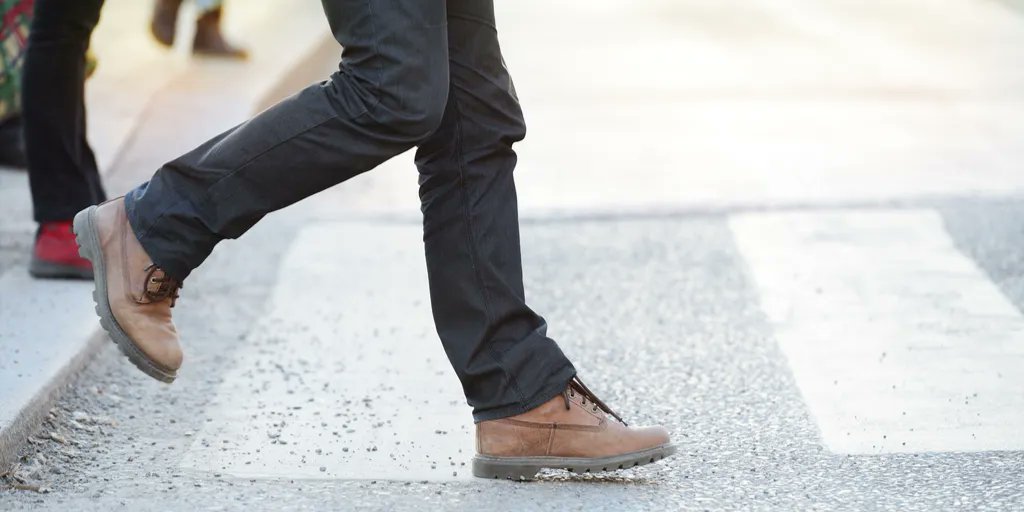 Ноги по дороге. Утерянные вещи. Ботинки и шаги. Steps vs stairs. Falling down the stairs.