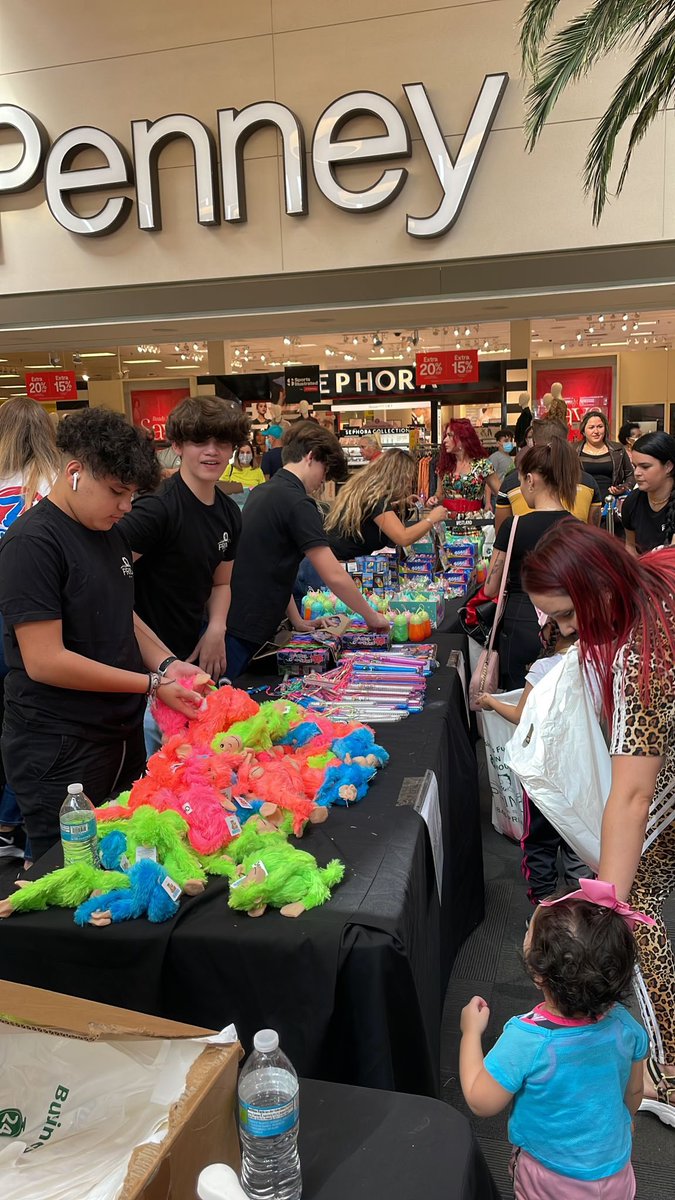 MegaTVLive's tweet photo. Hoy: La tradicion continua con nuestros amigos @primocash #ToyGiveaway 🧸 #Primocash #DiaDeLosReyes 🧸 https://t.co/HBgoEw67o4
