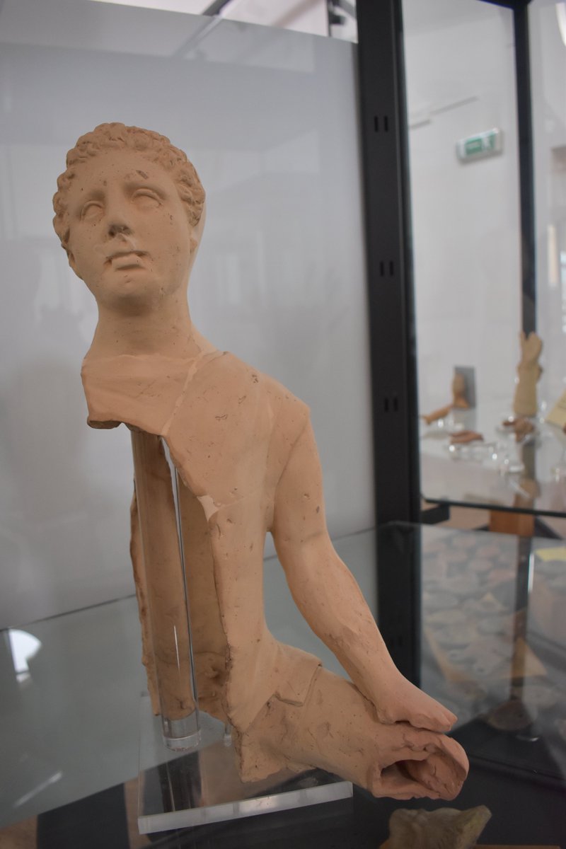 #PerMarcelloSomma💔
"Nessuno è vissuto per nostra gloria e non è nostro quanto avvenuto prima: è l'anima che da qualunque situazione può alzarsi al di sopra della fortuna e ci fa nobili." 
Seneca, Lettere a Lucilio. 
Ci ha lasciato un caro amico del <a href="/Museo_Eboli/">MuseoArcheologicoNazionaleEboli</a>, Marcello Somma.