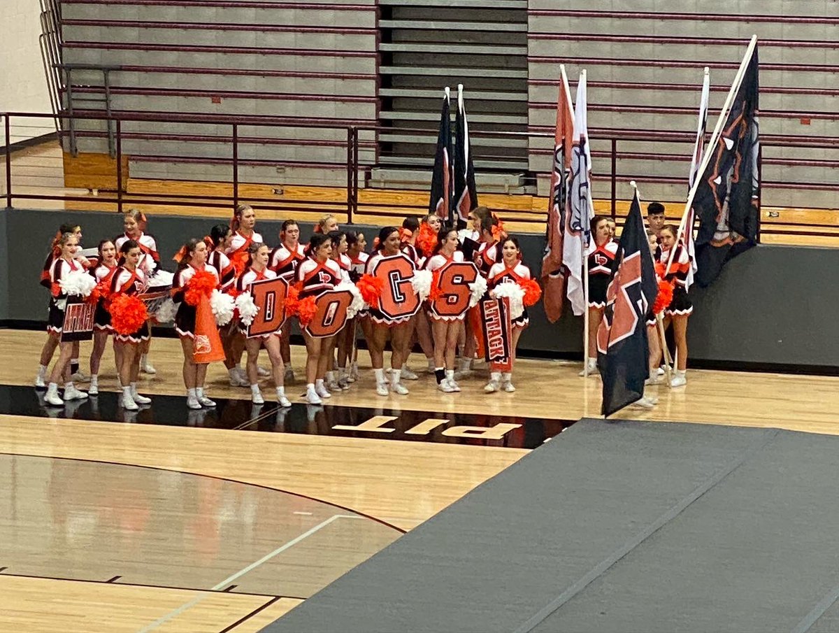 JuleeannaL's tweet photo. LPHS cheer showing off their routine in preparation for the UIL state competition next week. So proud. 🧡 https://t.co/JzK9HZHPx1
